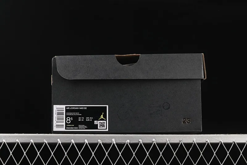 All categories Air Jordan Jordan series basketball shoes Air Jordan 1 Mid G version pure original Levi's x Air Jordan 1 Mid "Denim" AJ1 Joe 1 Levi's denim mid-top basketball shoes DM4352-600